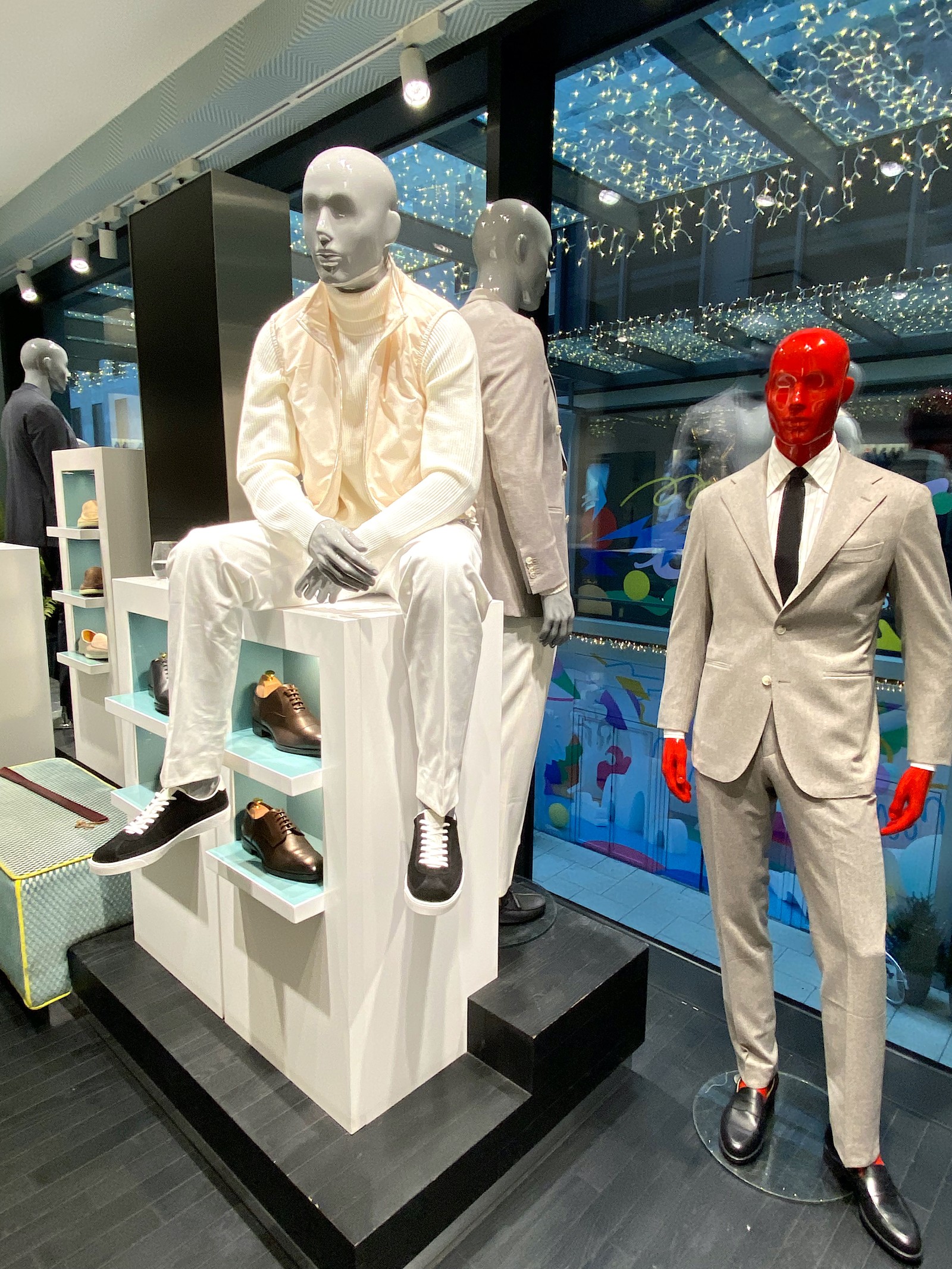 Schaufensterpuppe mit rotem Kopf