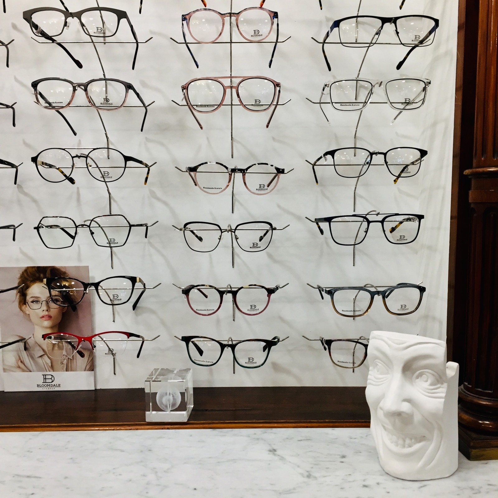 Wand mit Brillenmodellen