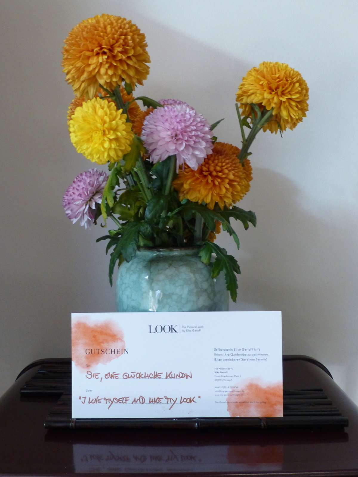 Geschenk-Gutschein The Personal Look vor Chrysanthemen